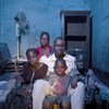 Originaires de Diabaly, au Mali, Abduallh et sa famille vivent maintenant dans une pièce utilisée pour le stockage.