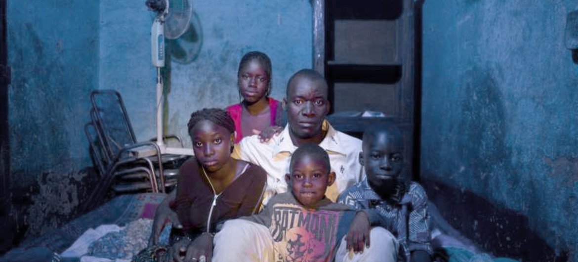 Originaires de Diabaly, au Mali, Abduallh et sa famille vivent maintenant dans une pièce utilisée pour le stockage.