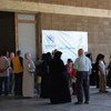 Des réfugiés syriens patientent d'être enregistrées par le personnel du Haut Commissariat des Nations Unies pour les réfugiés (HCR) au Liban.