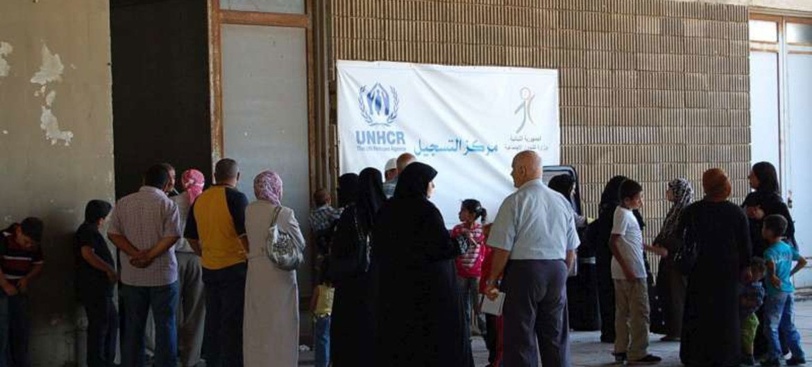 Des réfugiés syriens patientent d'être enregistrées par le personnel du Haut Commissariat des Nations Unies pour les réfugiés (HCR) au Liban.