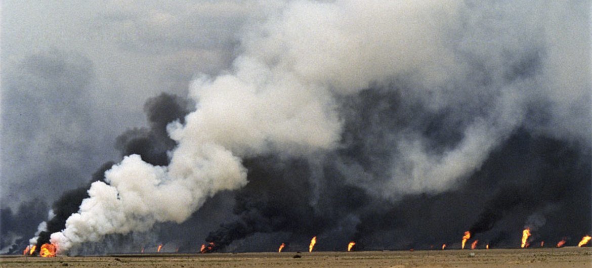 Les exploitations pétrolières d'Al Maqwa en feu lors de l'occupation par les forces iraquiennes, en 1991.