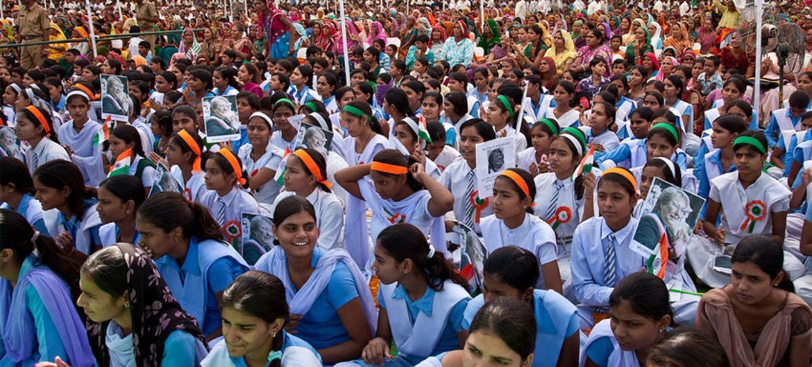 En Inde, un rassemblement afin de promouvoir les droits des filles et l'éducation pour tous dans le village de Barrod, situé dans le district d'Alwar, au Rajasthan.