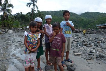 Des enfants à Mindanao, aux Philippines, où le typhon Bopha a tué plus d'un millier de personnes et déplacé au moins 800.000 autres.