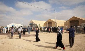 Des réfugiés syriens dans un centre de distribution du HCR, dans le camp de réfugiés de Za"atri.