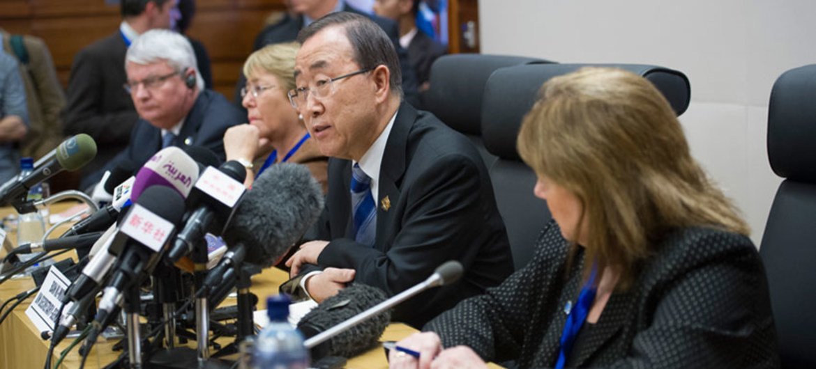 Secretary-General Ban Ki-moon (second right) and his Senior Advisers, brief journalists at a press conference  in Addis Ababa.