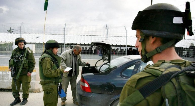 Militares israelíes en un punto de cruce a Cisjordania