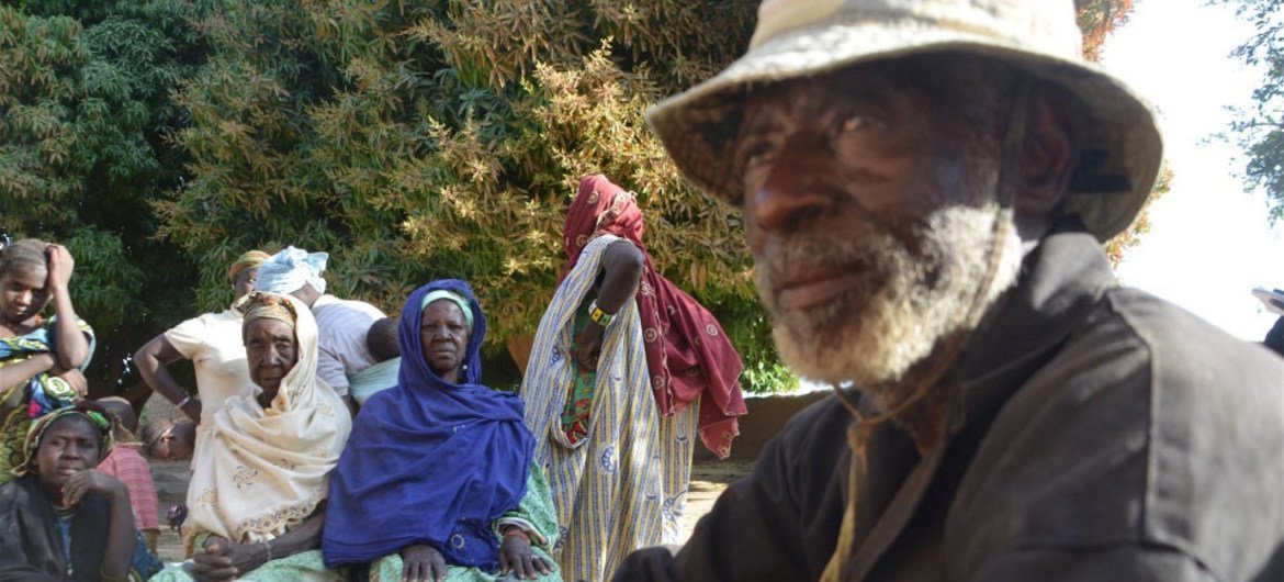 A Diabaly, au Mali, les habitants racontent que deux familles touareg contraintes à fuir leur village se cacheraient dans la ville.
