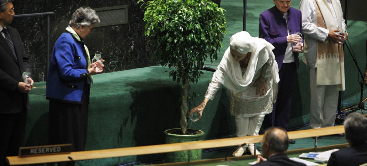 Des représentants de différentes confessions arrosent un arbre, symbole de vie et d'unité, lors des célébrations de la Semaine mondiale de l'harmonie  interconfessionnelle, en 2012.