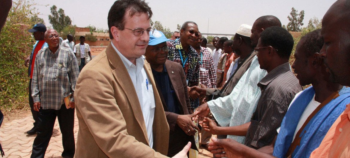 David Gressly, nouveau Représentant spécial adjoint pour le Mali, ici en visite à Mopti, en avril 2012.