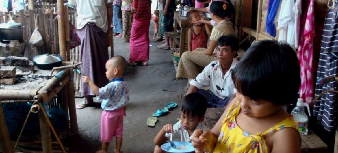 Des personnes déplacées dans un camp qui bénéficie du soutien du Haut Commissariat des Nations Unies pour les réfugiés (HCR), dans l'état de Kachin, au Myanmar.