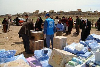 Des articles de première nécessité sont fournis par le Haut Commissariat des Nations Unies pour les réfugiés (HCR) à des personnes déplacées par des inondations, en 2009.