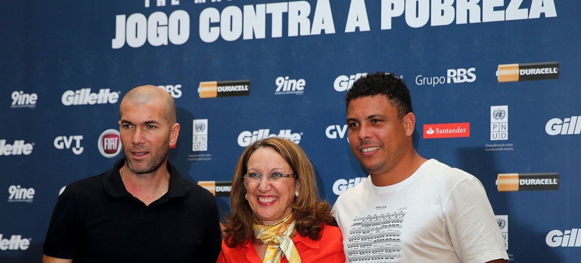 UNDP Associate Administrator Rebeca Grynspan (centre) is flanked by Zinédine Zidane (left) and Ronaldo.