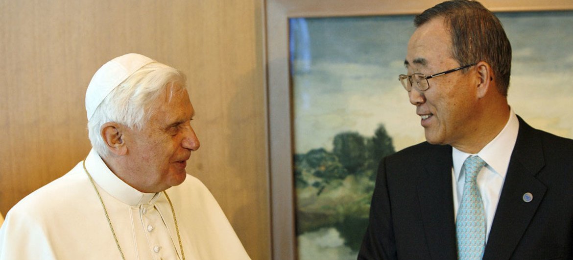संयुक्त राष्ट्र के पूर्व महासचिव बान की मून (दाएँ), पोप बेनेडिक्ट 16वें के साथ, यूएन मुख्यालय में. (अप्रैल 2008)