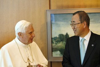 संयुक्त राष्ट्र के पूर्व महासचिव बान की मून (दाएँ), पोप बेनेडिक्ट 16वें के साथ, यूएन मुख्यालय में. (अप्रैल 2008)