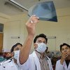 الأطباء يتحققون من فيروس كورونا المسبب لمتلازمة الشرق الأوسط التنفسيةالصورة: منظمة الصحة العالمية