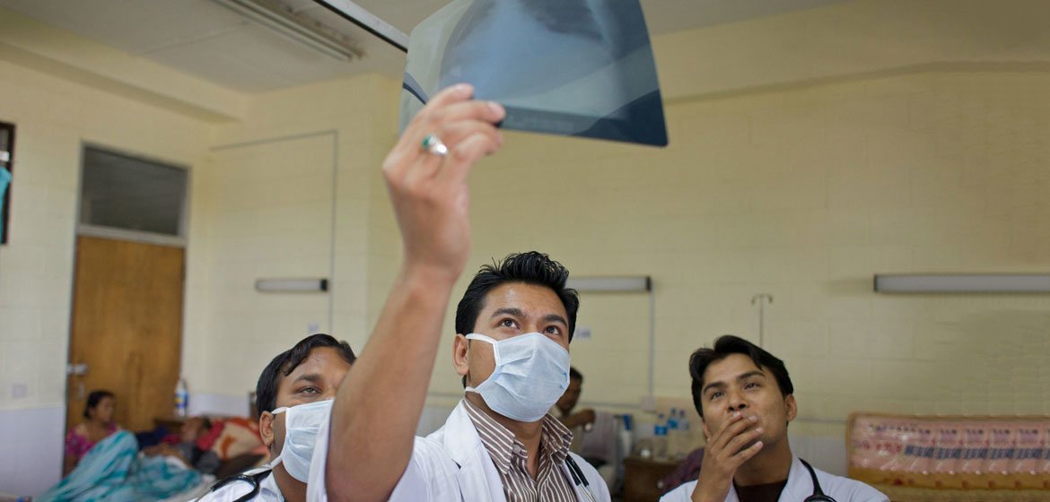 الأطباء يتحققون من فيروس كورونا المسبب لمتلازمة الشرق الأوسط التنفسيةالصورة: منظمة الصحة العالمية