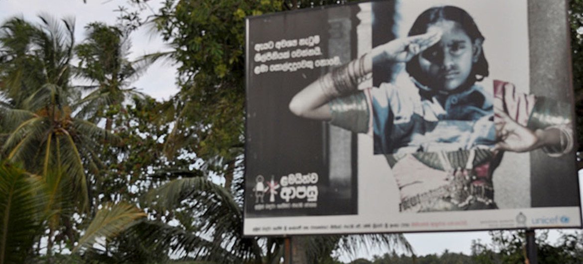 Au Sri Lanka, une campagne d'affichage dénonce le sort fait aux filles enfants enrôlées de force dans les rangs de groupes armés.