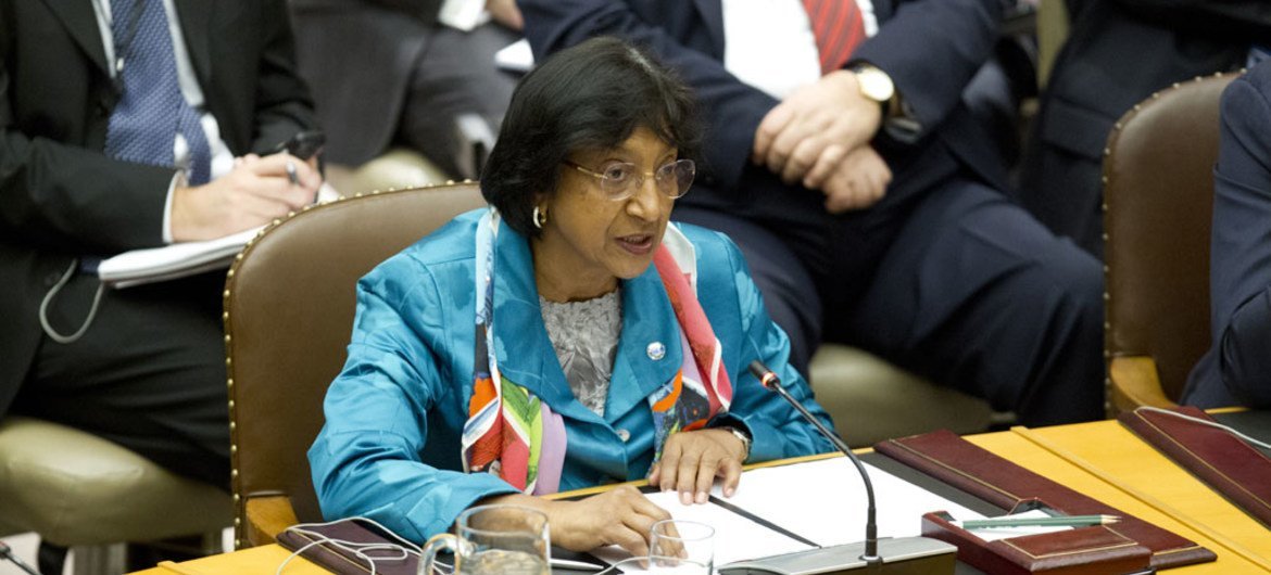 La Haut Commissaire des Nations Unies aux droits de l’homme, Navi Pillay, s'adresse au Conseil de sécurité lors d'un débat sur la protection des civils dans les conflits armés.