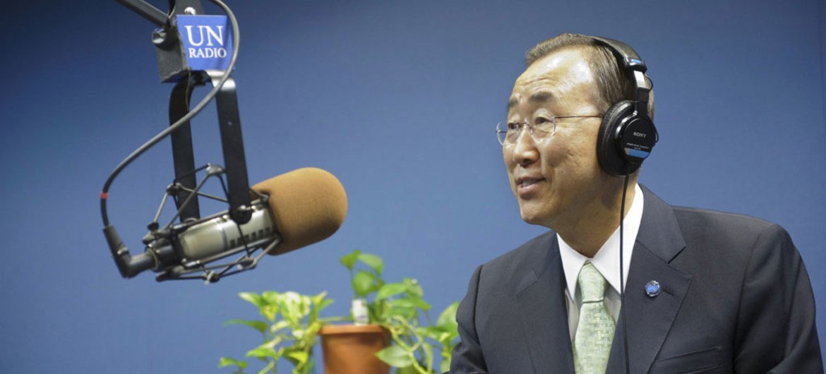 Le Secrétaire général de l'ONU, Ban Ki-moon, dans un des studios de la radio des Nations Unies.