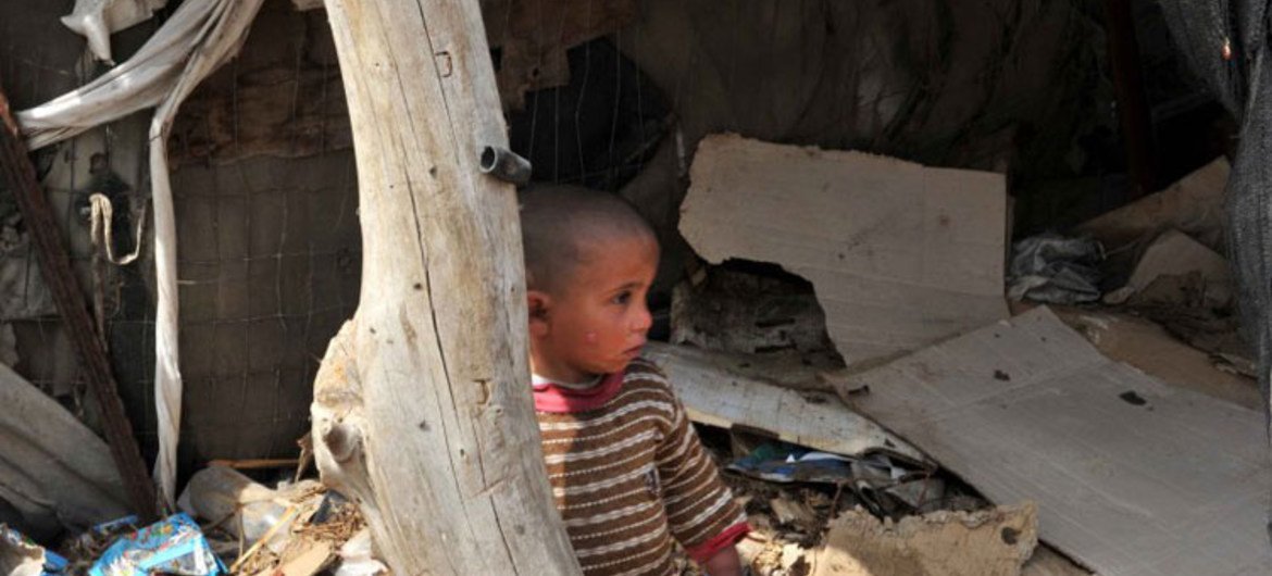 تستمر ظروف المعيشة في التدهور في غزة والضفة الغربية تحت الحصار. 