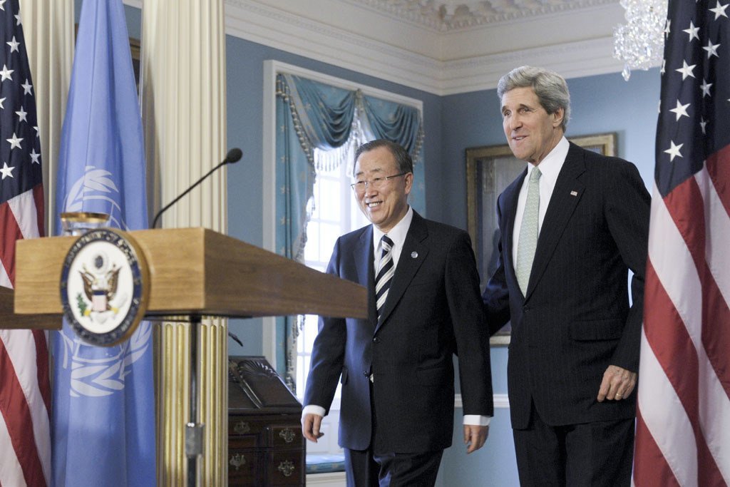 Secretary-General Ban Ki-moon (left) and US Secretary of State John Kerry at a joint press conference (February 2013).