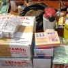 Des médicaments de contrefaçon vendus sur un marché de Ouagadougou, au Burkina Faso, à l'origine de graves problèmes de santé chez certains de ses usagers.