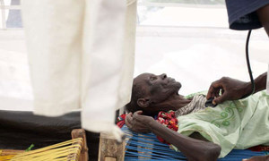 Une femme âgée soudanaise reçoit des soins médicaux dans un camp de réfugiés du Soudan du Sud.