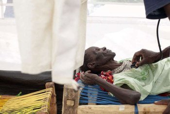 Une femme âgée soudanaise reçoit des soins médicaux dans un camp de réfugiés du Soudan du Sud.