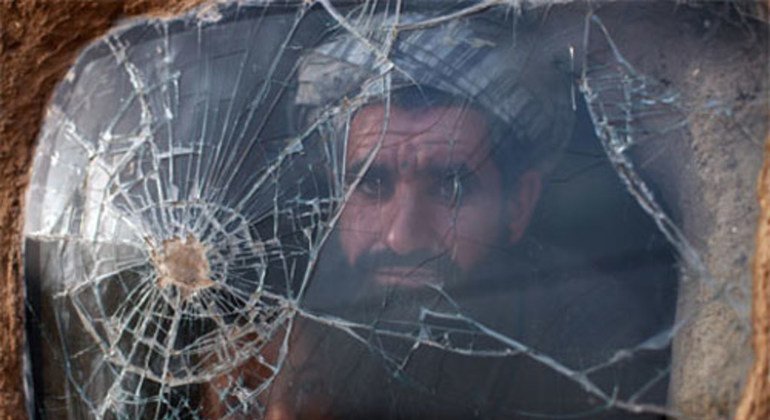Количество смертей среди мирного населения Афганистана снижается, но количество нападений на женщин и детей  растет. 
