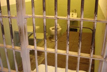 يتم إحتجاز السجناء الفلسطينيين في السجون الإسرائيلية في أماكن  تشبه هذا المكان. صورة من إيرين