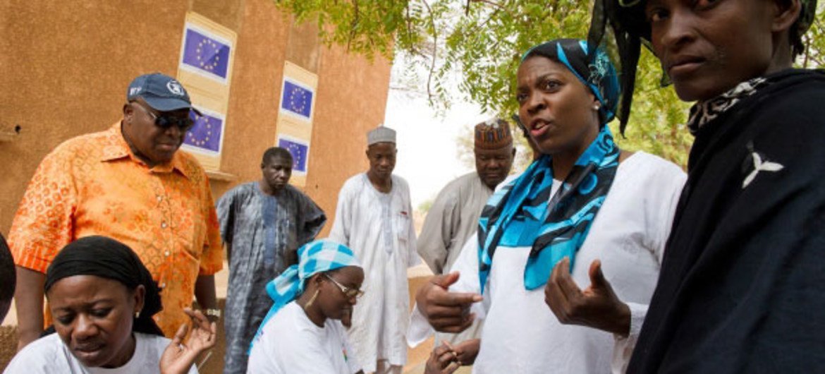 Le Directeur exécutif du Programme alimentaire mondial (PAM), au cours d'une visite dans le village de Tolkobey, au Niger, où des mères allaitantes se voient remettre des céréales enrichies.