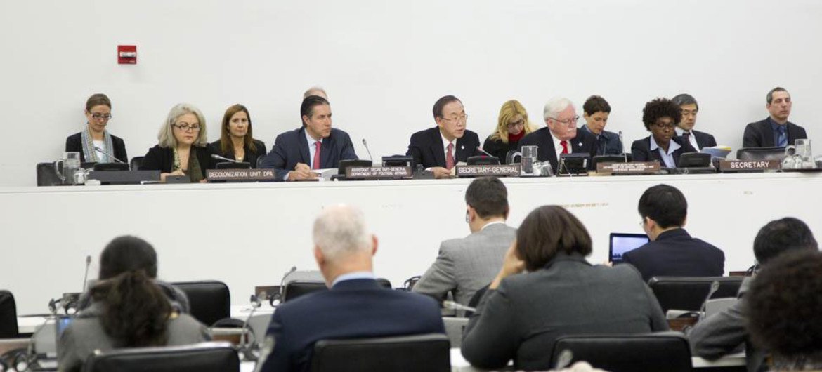 Le Comité spécial sur la décolonisation en travaux au Siège de l'ONU, à New York.