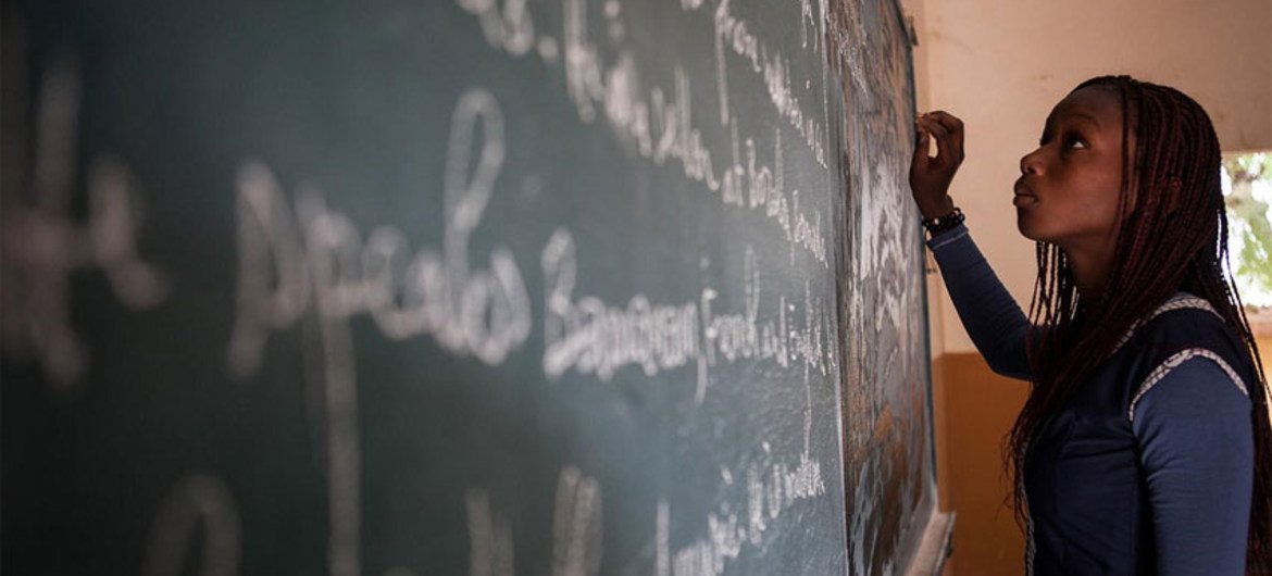 Une élève au tableau dans une école à Bamako au Mali.