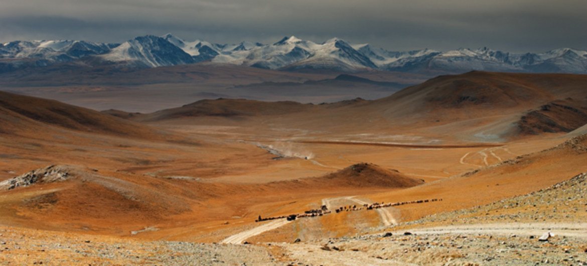 蒙古国牧民需要翻山越岭收集水以及在严寒酷暑环境中使用户外厕所。