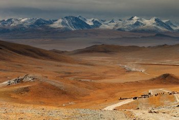 蒙古国牧民需要翻山越岭收集水以及在严寒酷暑环境中使用户外厕所。