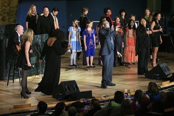 Lors de l'inuaguration d'ONU Femmes, en février 2011 à New York, des musiciens avaient interprété la chanson "One Woman".