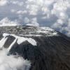 Vista aérea del hielo que se está derritiendo en el tope del Monte Kilimanjaro.