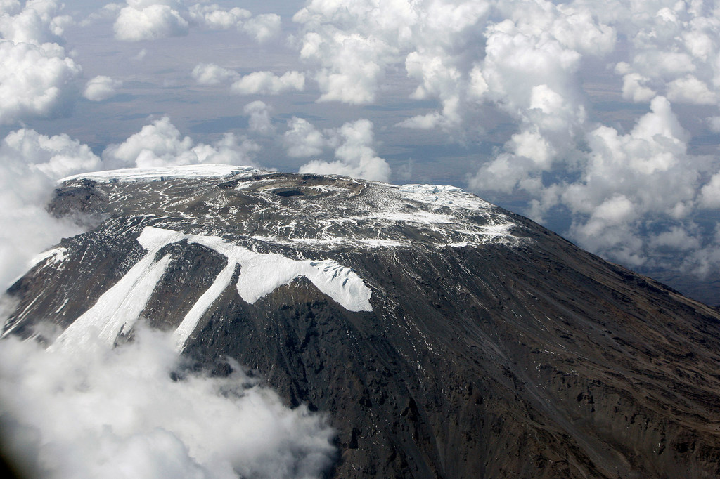 Vista aérea de la nieve que desaparece del Kilimanjaro.  Foto ONU/Mark Garten