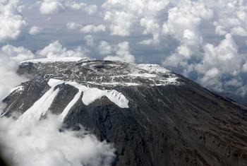 Vista aérea del hielo que se está derritiendo en el tope del Monte Kilimanjaro.