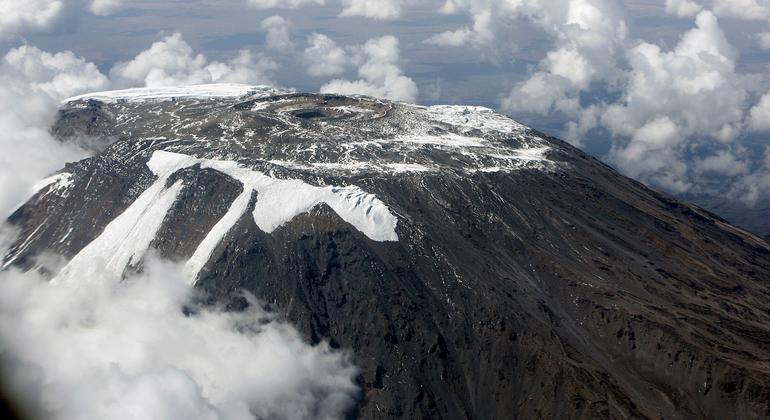 Vue aérienne des neiges disparaissant du Mont Kilimandjaro. Photo ONU/Mark Garten