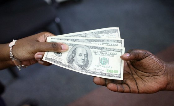 Передача наличных остается распространенным способом денежных переводов. 