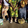 Des femmes assises à l'extérieur d'un dortoir dans un centre pour victimes de violences sexuelles. Les femmes et filles sont touchées de manière disproportionnée par ces violences, a dénoncé lundi la Vice-Secrétaire générale de l’ONU, Amina J. Mohammed