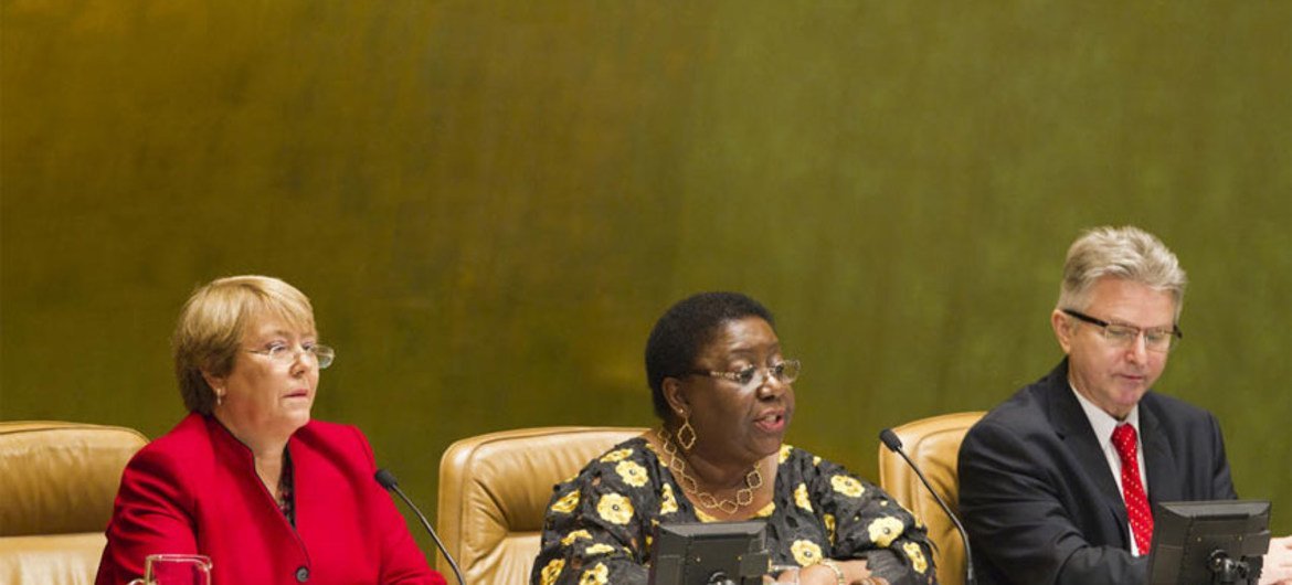 La Directrice exécutive d’ONU Femmes, Michelle Bachelet (à gauche) et la Présidente du CCF Marjon V. Kamara. Photo ONU/Rick Bajornas