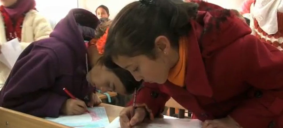Des enfants syriens réfugiés assistent à une classe dans le camp de Za'atari, en Jordanie.