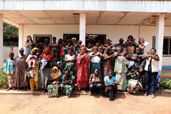 Un groupe de femmes en République centrafricaine se joint au Représentant spécial de l'ONU sur la vilolence dans les conflits, Zainab Hawa Bangura, dans le cadre de la campagne "Mettre fin au viol en temps de guerre".