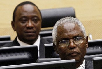Comparution initiale de Francis Muthaura (à droite) et d'Uhuru Muigai Kenyatta devant la CPI, le 8 avril 2011.