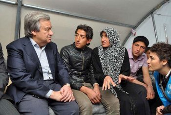 High Commissioner António Guterres (left) meets a Syrian refugee family during his visit to Turkey's Nizip Camp.