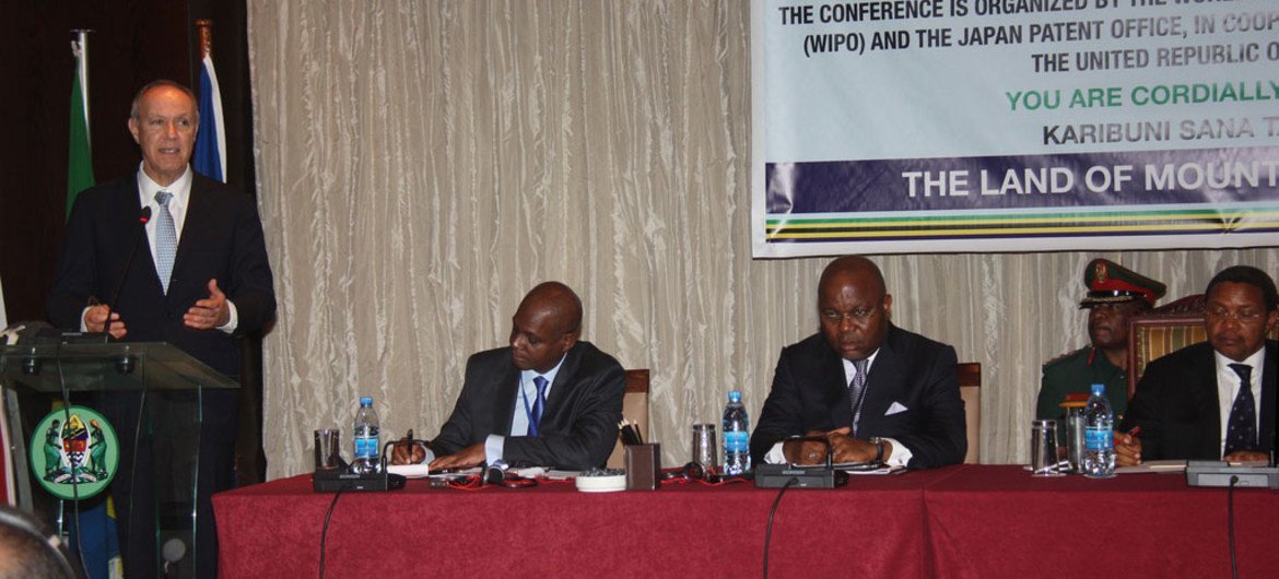 Le Directeur général de l’Organisation mondiale de la propriété intellectuelle (OMPI), Francis Gurry (à gauche), lors d'une conférence à Dar es Salaam.