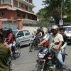 Una de las medidas que propone la OMS para reducir las muertes de los niños en las carreteras es prohibir que los menores de 10 años sean transportados en las motocicletas. Foto: OMS
