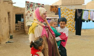 Uma família deslocada que vive na área de Al-Shadadi, na província de Al Hassakeh, nordeste da Síria, onde a ONU está prestando assistência alimentar.